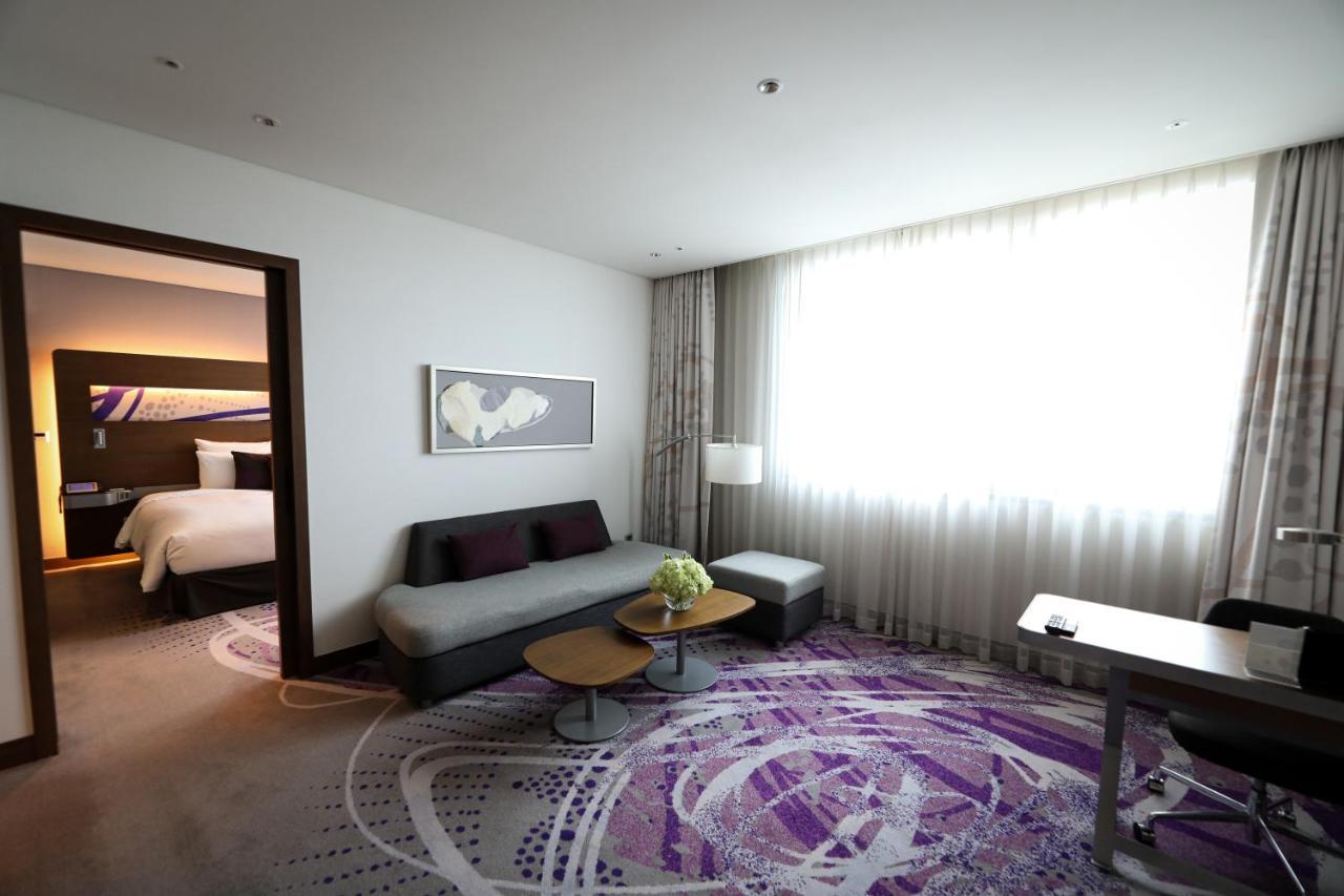 Novotel Ambassador Suwon Exterior foto